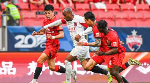 罗慕洛伤退冯卓毅红牌 蓉城最低控球率破海港金身